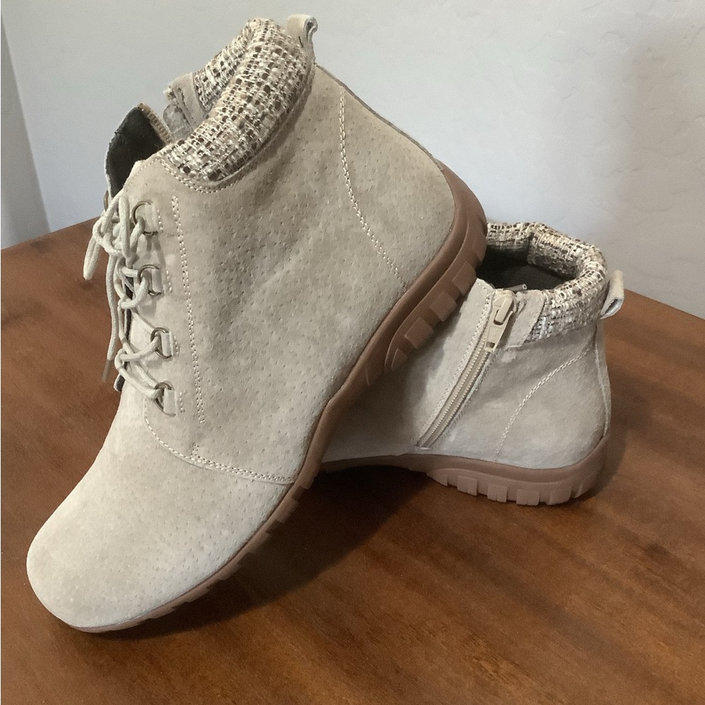 Women’s suede ankle boots, beige, size 9